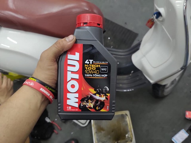 Nhớt motul h-tech 100 10w40 có thay được cho xe vespa không - 2