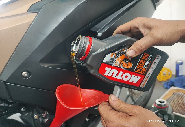 Nhớt motul h-tech 100 10w40 có thay được cho xe vespa không - 3