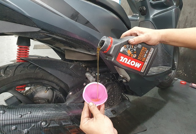 Xe tay ga vision bao lâu thì nên thay nhớt 1 lần là tốt nhất - 7