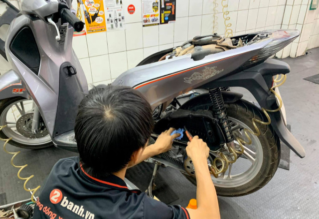 Xe máy ngập nước nhưng không chết máy có cần phải thay nhớt - 3