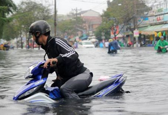 Xe máy ngập nước nhưng không chết máy có cần phải thay nhớt - 2