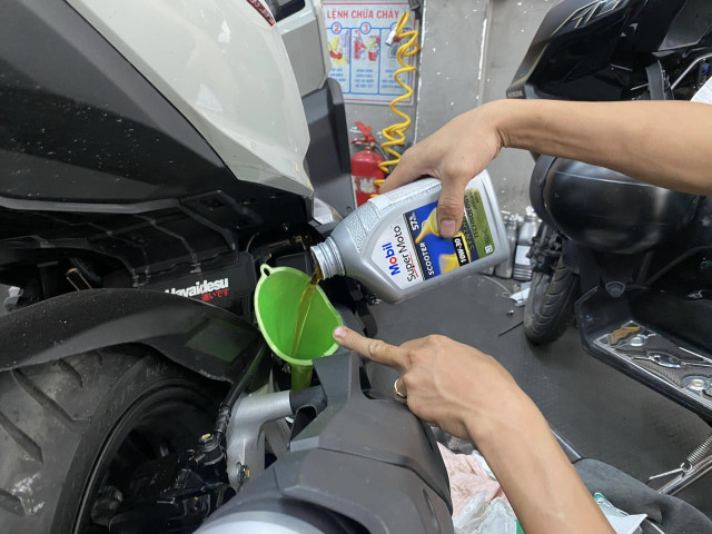 Nhớt mobil super moto scooter 10w30 800ml - 2