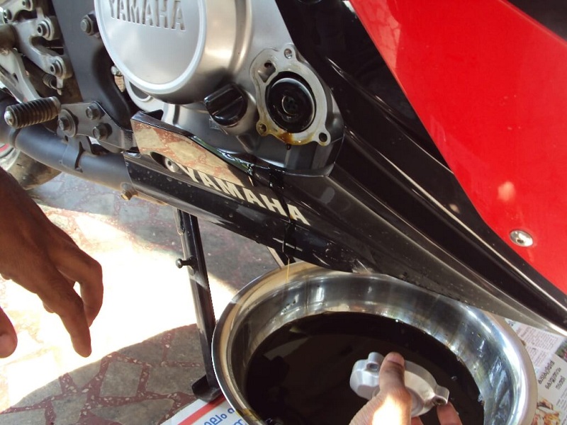 Các bước thay nhớt xe máy và những điều cần lưu ý