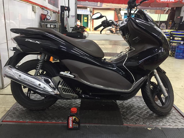 Honda PCX thay nhớt Motul Scooter Power LE 0.8 L