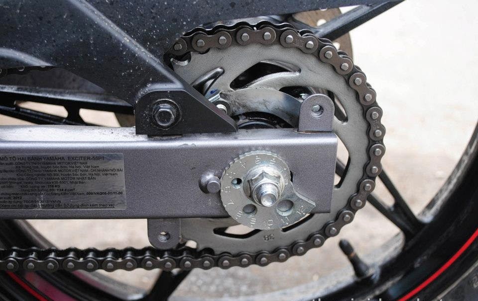 Hướng dẫn vệ sinh sên trần xe máy tại nhà