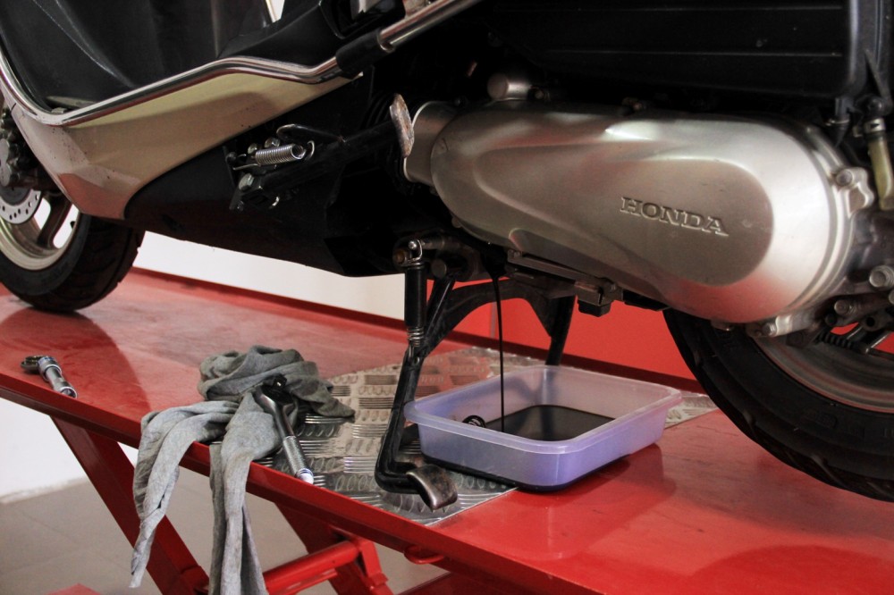 Không thay nhớt xe tay ga sẽ gây hậu quả khôn lường