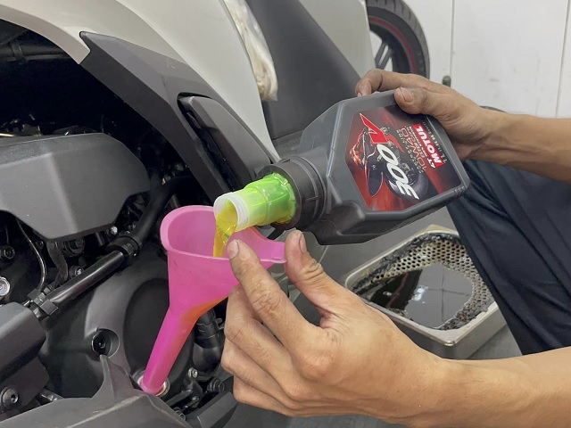 Nhớt Motul cho xe tay ga loại nào tốt nhất hiện nay?