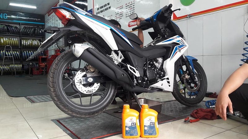 Nhớt xe Winner 150 chỉ thay 1L nhớt được không?