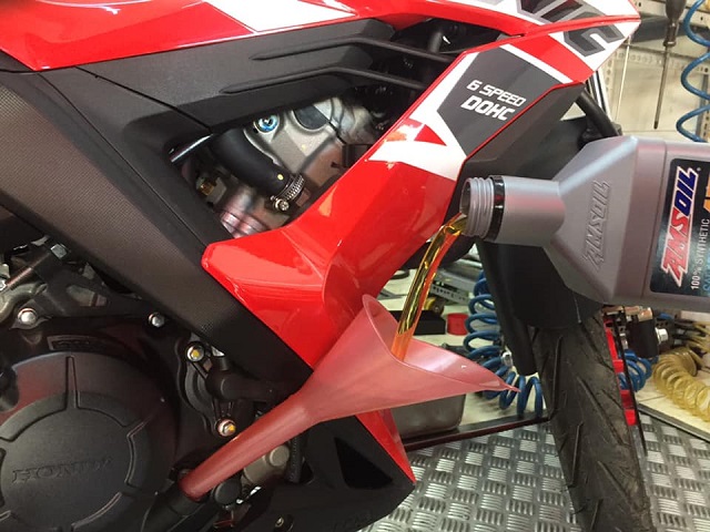 Sonic 150R thay nhớt Amsoil 10W40 4T có tốt không? Dung tích bao nhiêu?