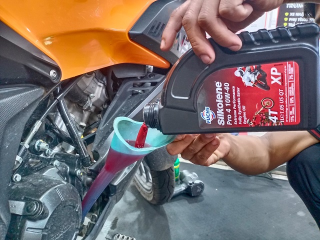 Thay nhớt Fuchs Silkolene cho Winner X giúp tăng tốc vượt trội