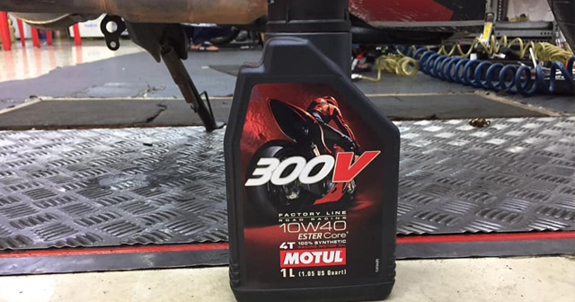 Thay nhớt Motul 300V chạy bao nhiêu km thì mới thay lại?