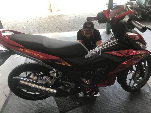 Thay nhớt Motul 300V cho Honda Winner có tốt không ?