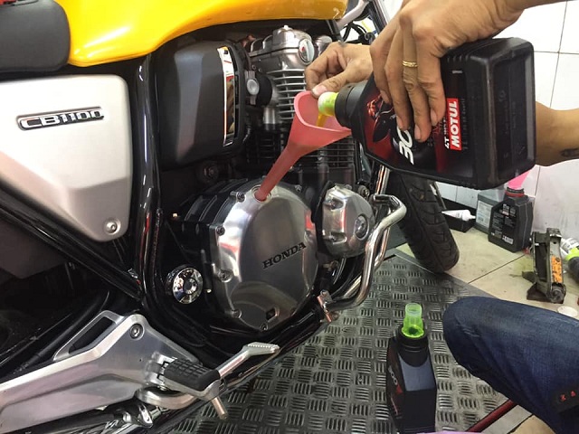 Thay nhớt Motul 300V cho moto cổ điển CB1100