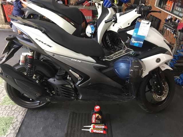 Thay nhớt Motul cho Yamaha NVX chọn loại nào tốt, giá cả hợp lý ?