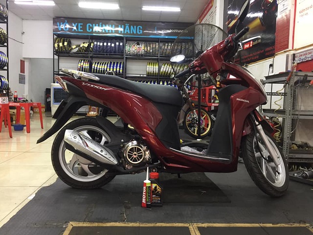 Thay nhớt Motul Scooter Power LE và nhớt lap cho Honda Vision