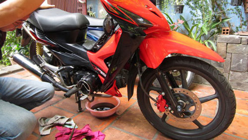 Thay nhớt xe máy - Việc nên làm trước Tết!