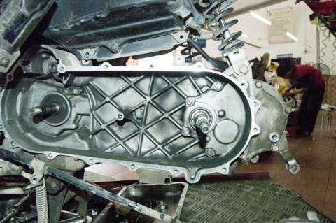 Trị hú xe tay ga bằng nhớt láp