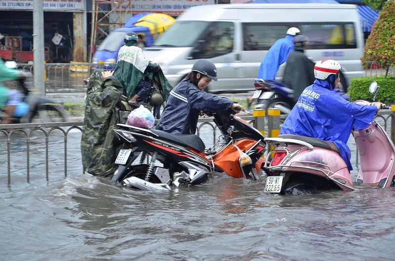 Xe máy bị ngập nước có nên thay nhớt không?